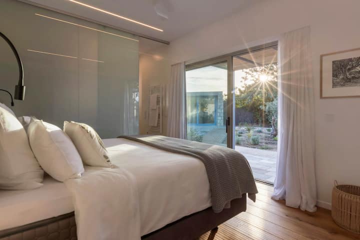 התעוררו לזוהר הזהב של הזריחה, בחדר שבו הנוחות פוגשת את השלווה של הטבע על סף דלתכם.