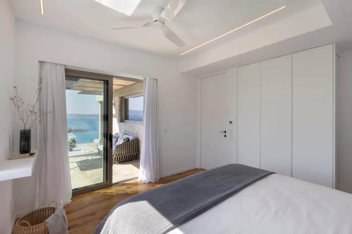 קומו עם השמש וצאו למרפסת שבה האופק הוא נוף הבוקר שלכם, בחדר שהוא מקום המפלט האישי שלכם לגן עדן.
