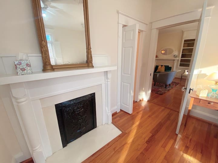 ¡Hermosos detalles arquitectónicos a cada paso!  Hay varias chimeneas (que no funcionan) que destacan la singularidad de este alojamiento histórico.