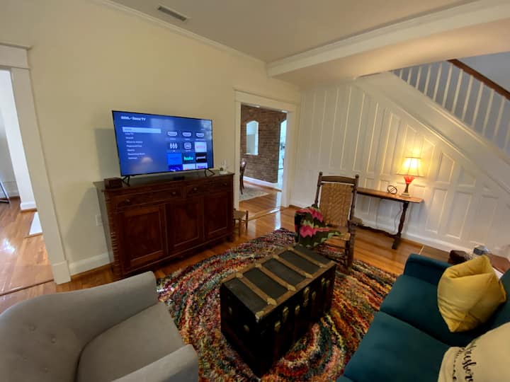 Televisor inteligente Roku listo para que puedas ver todas tus aplicaciones favoritas.  También hay una opción de "TV en vivo" que no requiere una suscripción.