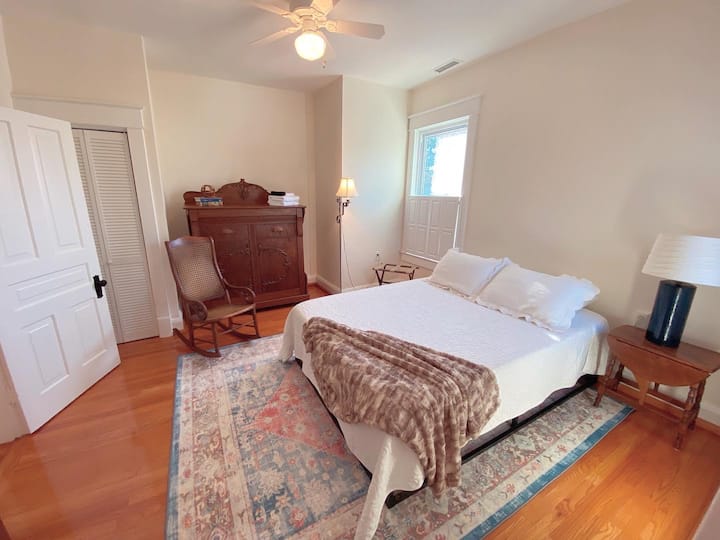 El dormitorio 2 (arriba) da mucho espacio con una cama tamaño queen, un tocador (no se muestra aquí), un armario y un baño completo.  Otra pieza antigua es una cama Murphy, pero no está disponible para su uso.