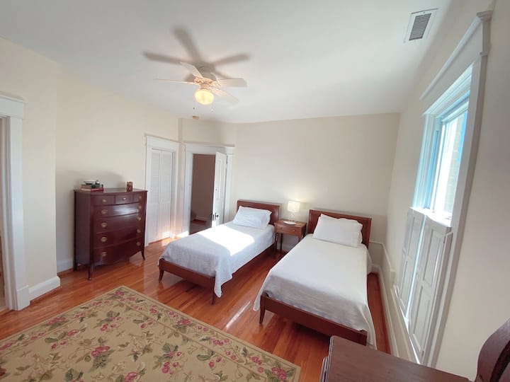 El dormitorio doble (arriba) es ideal para niños y adultos que ofrecen 2 tocadores, armario y baño completo.