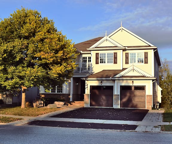 Luxury 3,000 sq ft 4BR Gym• Parking• Private Yard