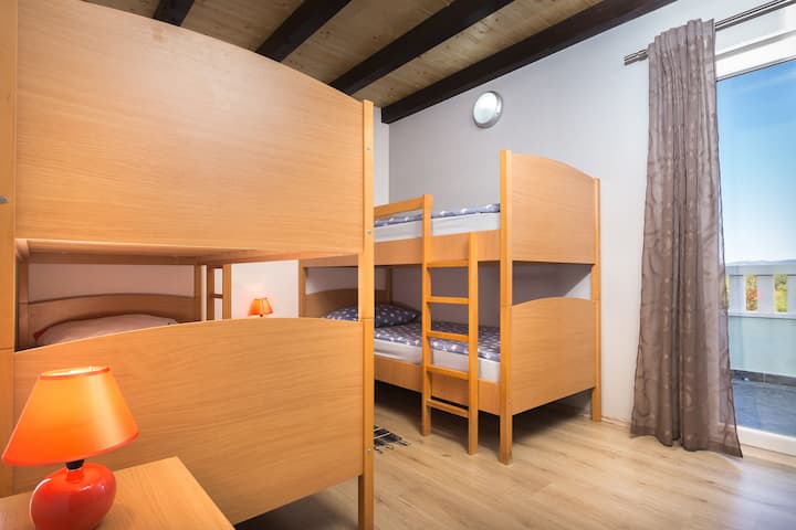 Dhomë gjumi me krevate marinari