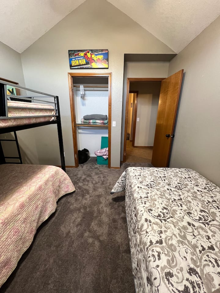 Dječja soba na kat s tri kreveta za jednu osobu.