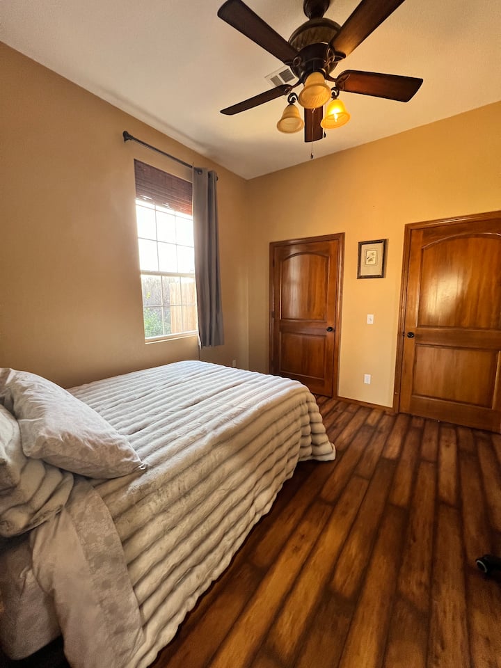 Udobna soba s bračnim krevetom i prozorom do dvorišta i bazenom. 