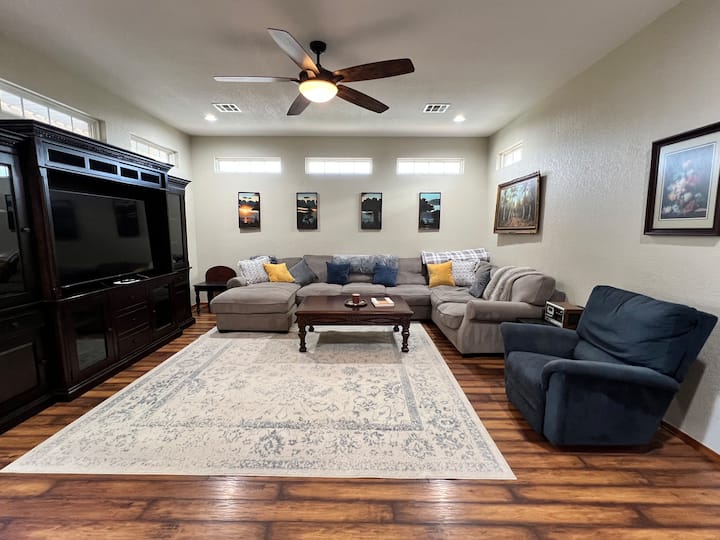 Udoban prostrani dnevni boravak.