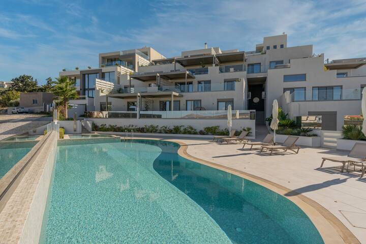 AmphiMatrion, Rhadamanthus with SeaView & Hot Tub