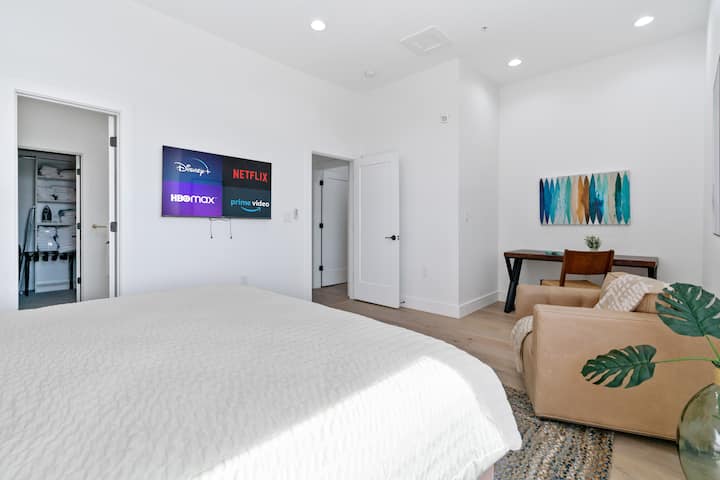 الأول على جدول أعمال الطابق الثالث هو غرفة النوم الرئيسية. هل يمكنك إلقاء نظرة على كل هذا المسكن ؟