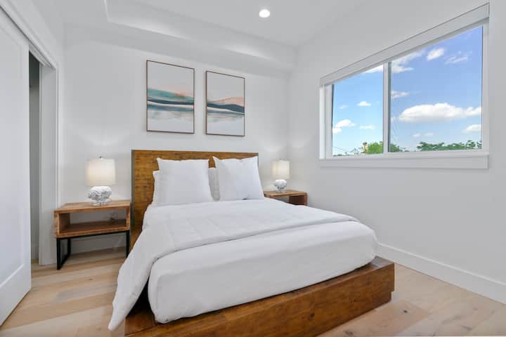 غرفة النوم الثالثة مريحة بنفس القدر مثل غرف النوم السابقة. هل ستسحب ستائر النافذة أو تدع ضوء الشمس الصباحي يوقظك ؟