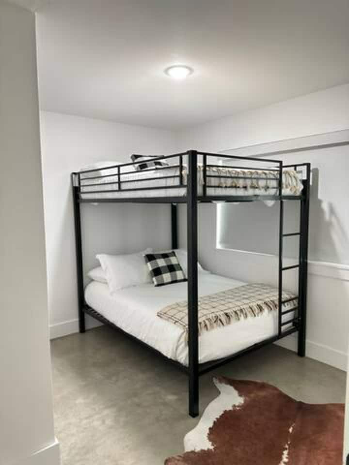 تحتوي غرفة النوم في الطابق الأول مع حمام داخلي خاص على سرير كامل بطابقين مثالي للمجموعات الأكبر.