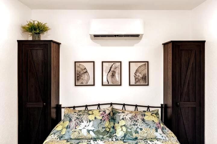 Bračni krevet (160x200), madrac od memorijske pjene, spremište za odjeću... spremni za ugodan boravak!