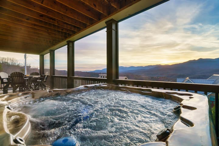 Modern + Views Of Mt Laconte + Hot Tub + Game Room - Gatlinburg