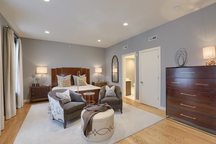 Suita kryesore me krevat dopio "King". Komodinë dhe dollap i personalizuar