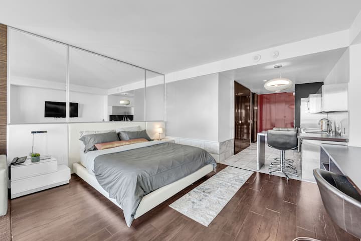 Krevat dopio "king" i rehatshëm dhe me hapësirë të bollshme me pamje nga shiriti