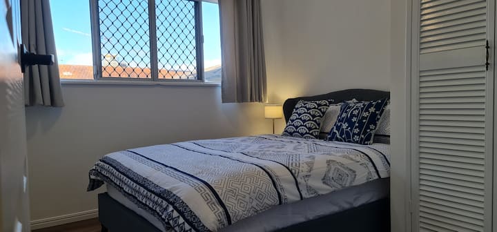 Tweepersoonsbed, comfortabel en gezellig. Ingebouwde kledingkast, airconditioning voor die warme zomeravonden of omgekeerde cycluslucht voor verwarming voor de winter. natuurlijk licht met gordijnen voor privacy.