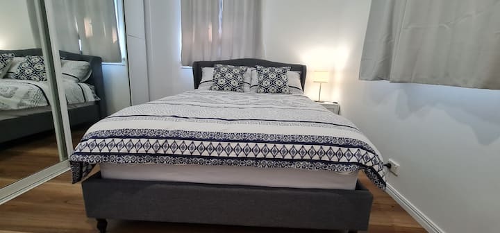 Deze gezellige slaapkamer biedt een perfecte mix van comfort en rust. Zacht, uitnodigend beddengoed zorgt voor een zalige nachtrust, terwijl de rustige sfeer een rustgevend toevluchtsoord creëert.