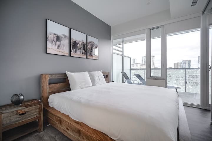 استمتع بالراحة في غرفة النوم الهادئة، التي تتميز بسرير فاخر ومناظر خلابة لإقامة مريحة حقًا.