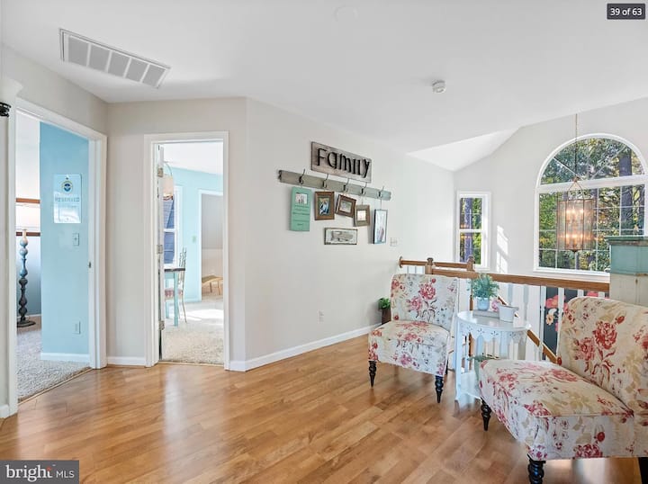 El rellano del segundo nivel muestra las ubicaciones de la oficina y la suite de dos habitaciones con dormitorios 2 y 3. El baño completo está justo a la izquierda de esta foto