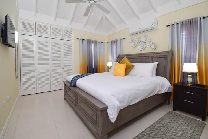 主卧配有套内卫生间 