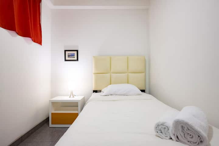 חדר שינה מס '4: הקטן מכולם, הממוקם מאחורי המטבח. יש בה מיטה זוגית.