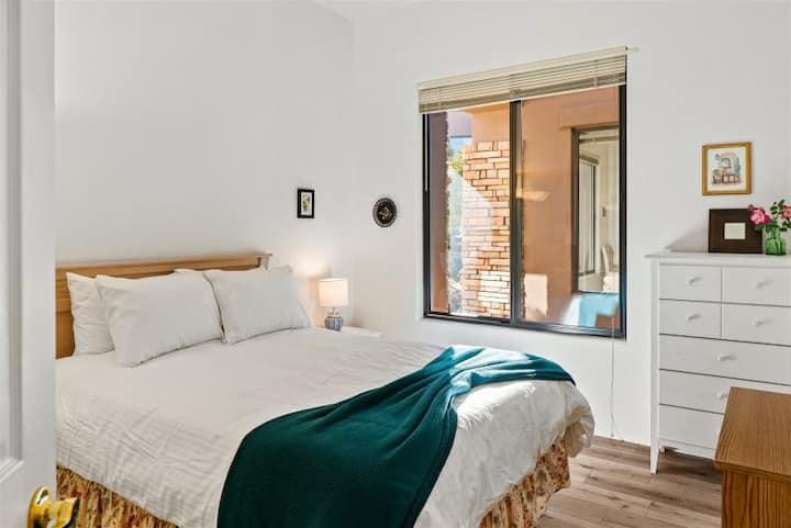 Útulná spálňa pre hostí s manželskou posteľou Queen je zdobená očarujúcim domorodým a štýlom Sedona. 