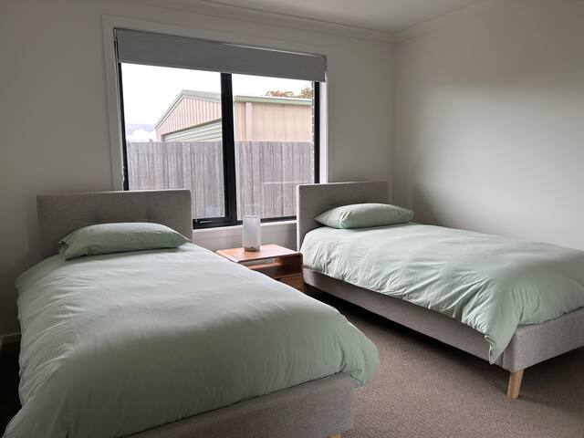 Spotless 4BR 2.5BA 10 mins to Devonport Sleeps 9 gallery image 4