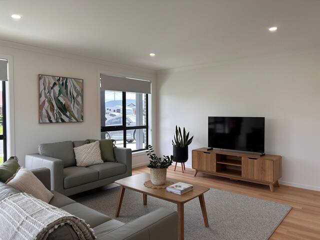 Spotless 4BR 2.5BA 10 mins to Devonport Sleeps 9 gallery image 2