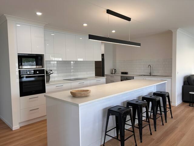 Spotless 4BR 2.5BA 10 mins to Devonport Sleeps 9 gallery image 3