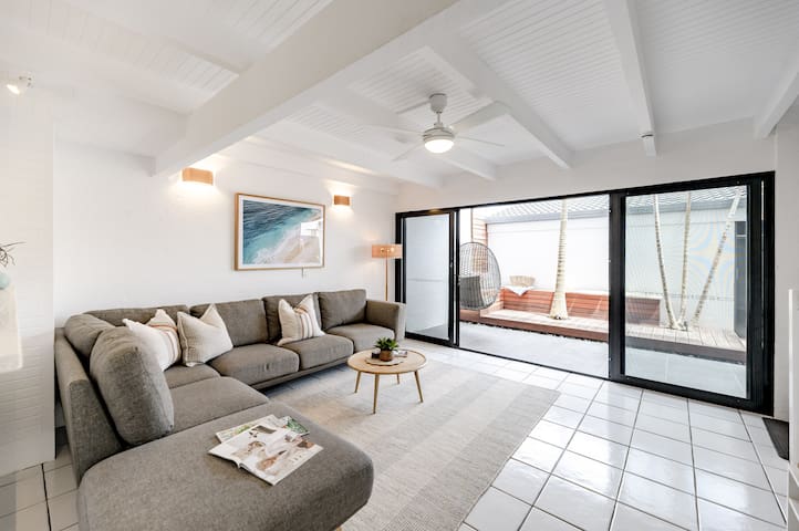 ‘Villa One’ ~ Immaculate Townhouse in Noosa Heads