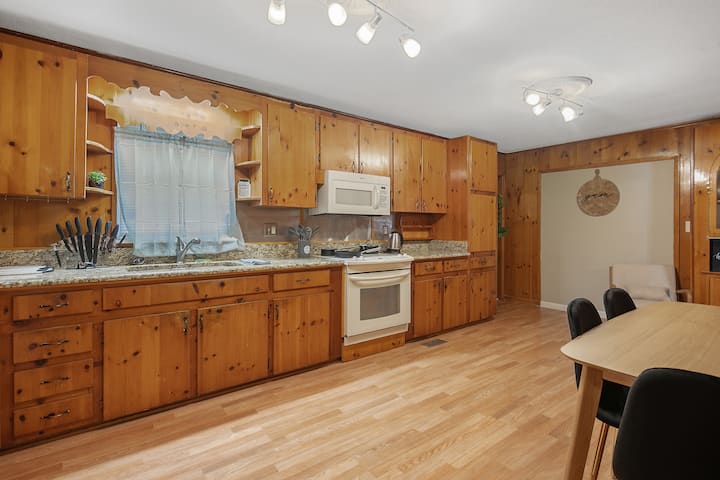 King Bed! Spacious & Full Kitchen In A 1 Bedroom - Fayetteville, NC