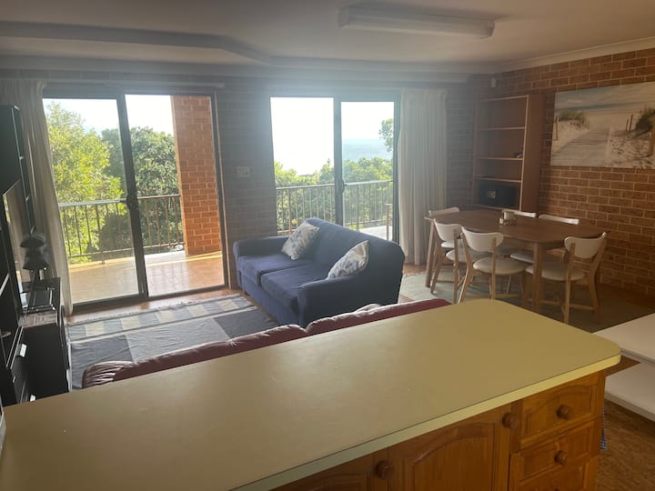 Კომფორტული და პირადი შეზლონგი/სასადილო/მინი-სამზარეულო დიდი ტელევიზორით, პლეერით და შეუზღუდავი Wi ‑ Fi ქსელით. Იხსნება კერძო ვერანდაზე, საიდანაც ოკეანის ხედი იშლება ვებერის ცალკე ბბიზე, მაგიდასა და სკამებზე.