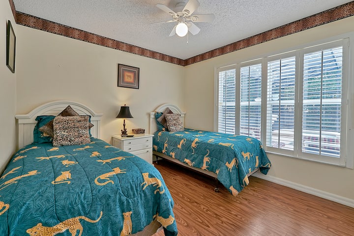 غرفة مملكة الحيوانات للمراهقين للاستمتاع بها أو الأصدقاء الذين يحبون الاستمتاع بالنظر إلى حمام السباحة في الخارج