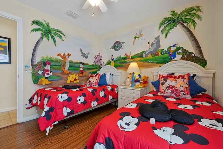 غرفة ديزني: نسميها الغرفة السحرية. يحتوي على تلفزيون ميكي لأقراص الفيديو الرقمية ليستمتع الأطفال بأي أفلام يحبونها. لدينا حزمة ولعب، وكرسي مرتفع واثنين من عربات الأطفال.