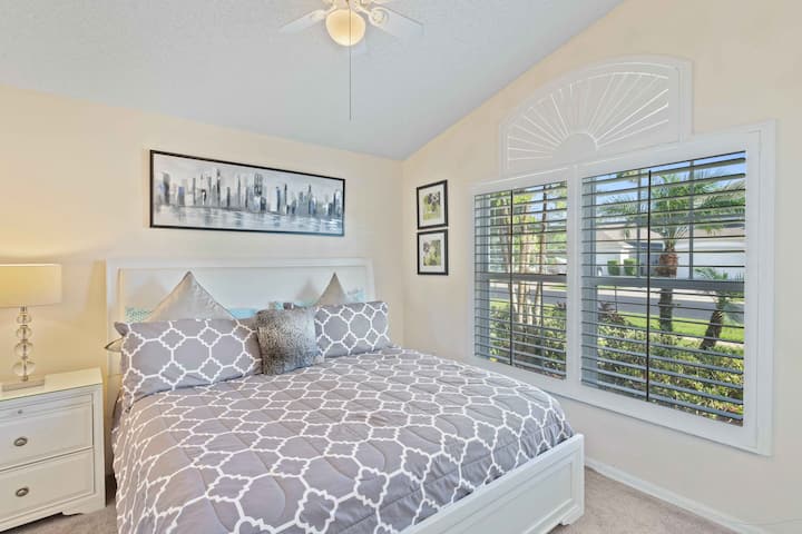 غرفة نوم تضم سرير كينج مع سرير رائع تشعر بالراحة بعد يوم طويل من الاستمتاع بالمرح أو الشمس أو حمام السباحة في الفيلا. كل ما تحتاجه في راحة يدك. 