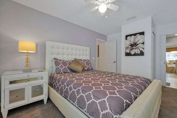 سرير كامل للعائلة والأصدقاء مع تلفزيونه الخاص للاستمتاع والاسترخاء. كما تحتوي على حمام كامل ملحق.