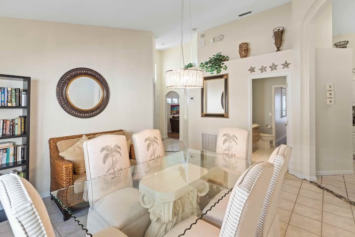 منطقة طعام جميلة لعائلتك لتحظى بعشاء رائع.  