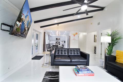 Moxy Luxe Vacation / Heated Pool/ King Bed Ste