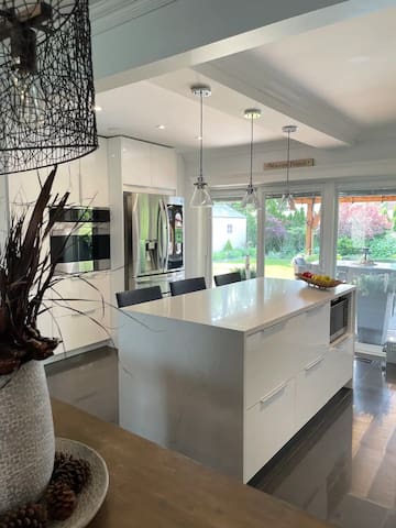 Modern Home: HotTub, 10m from YYZ, 20m to downtown