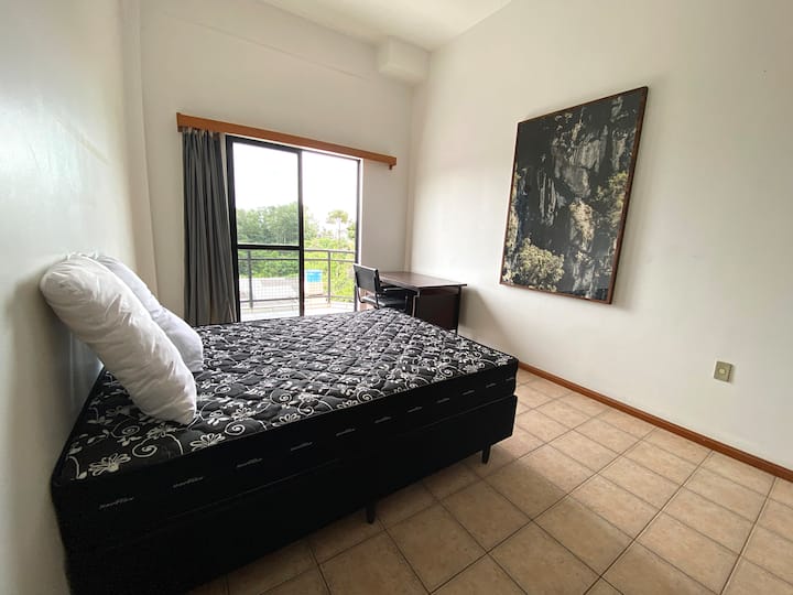 Gut belüftetes Zimmer mit super komfortablem Boxbett.