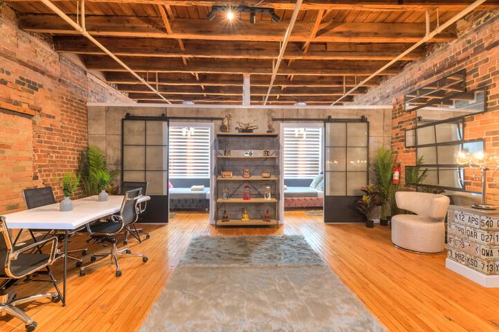 Charming 4BR Brooklyn Loft Central Old Montreal gallery image 2