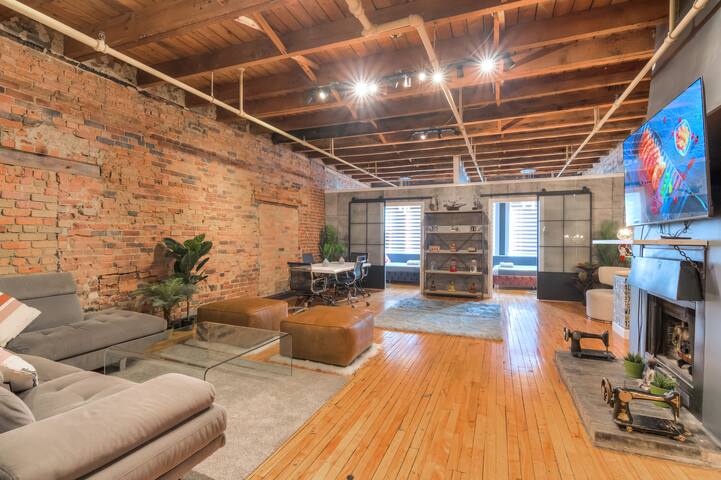 Charming 4BR Brooklyn Loft Central Old Montreal gallery image 4