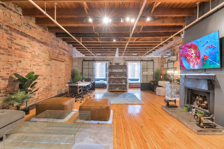 Charming 4BR Brooklyn Loft Central Old Montreal