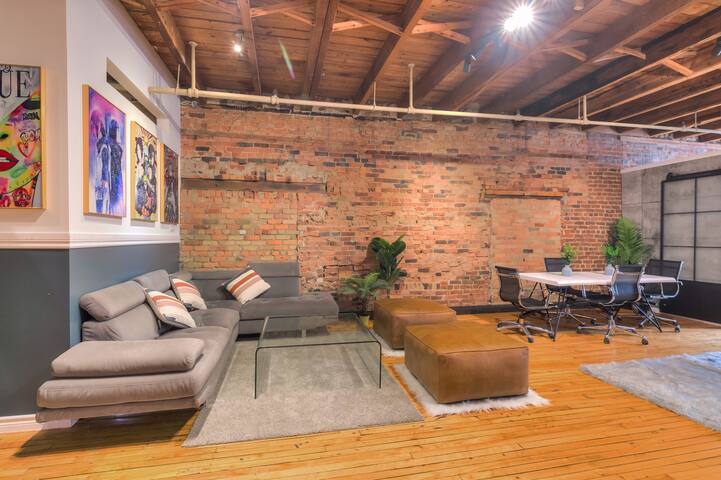 Charming 4BR Brooklyn Loft Central Old Montreal gallery image 5
