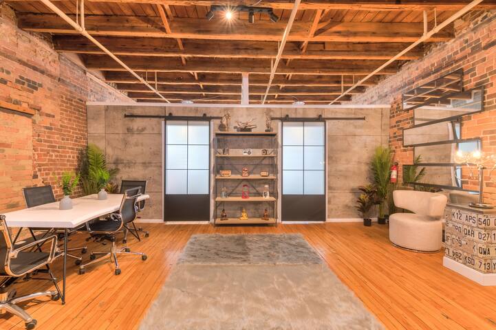 Charming 4BR Brooklyn Loft Central Old Montreal gallery image 3