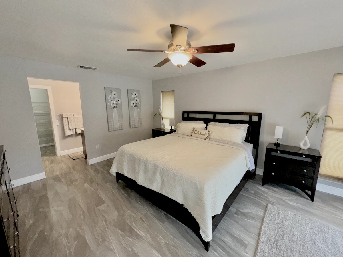 Насладете се на блажена релаксация както никога досега. Отпуснете се в лукса и комфорта в изисканата родителска спалня.