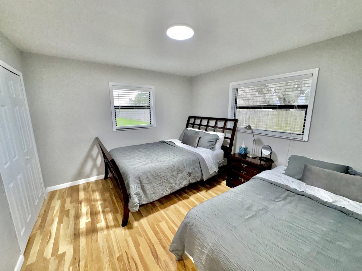 Открийте комфорт и чар в една от уютните ни спални.