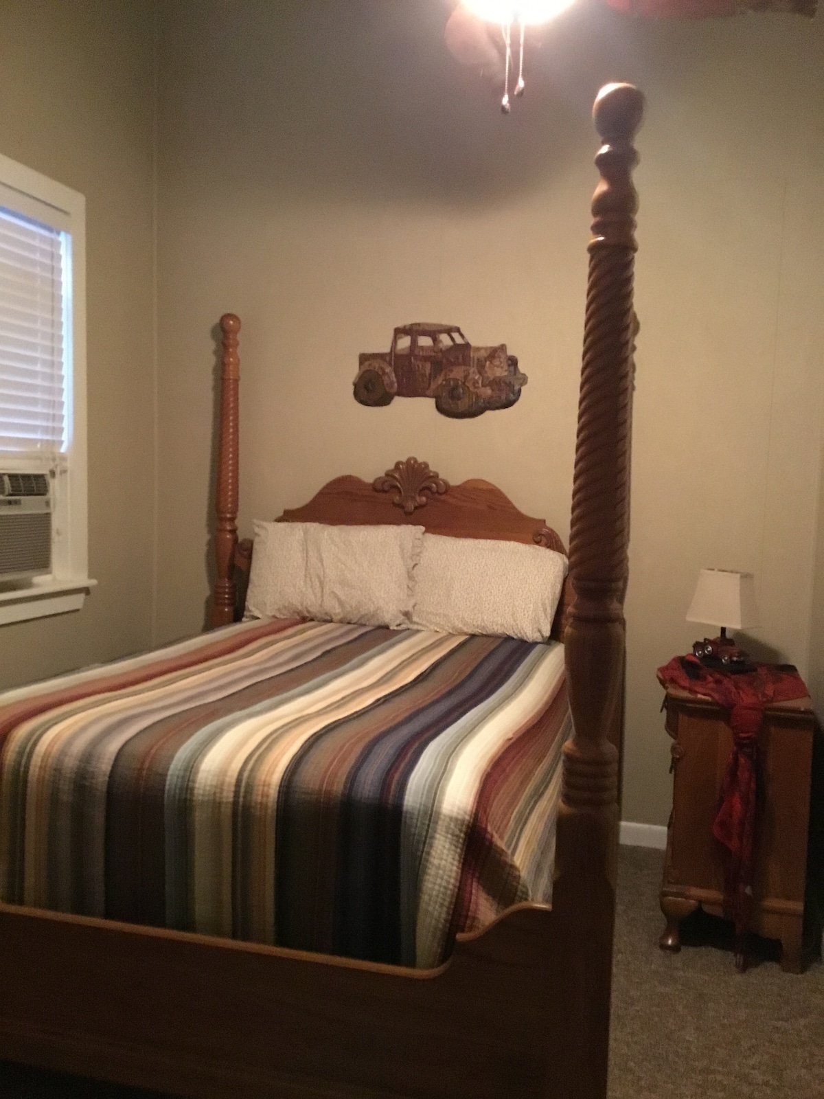 เตียงขนาดเต็มตัว …. ห้องนอนทุกห้องอยู่ชั้นบน 