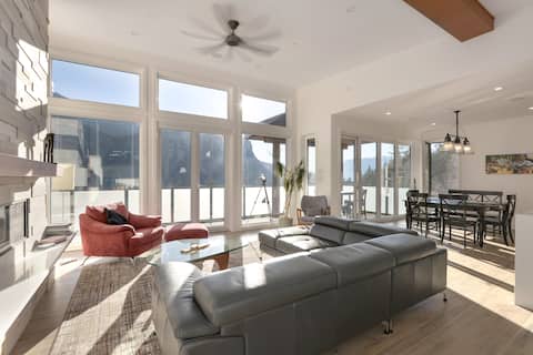 Squamish Retreat With The Best View!