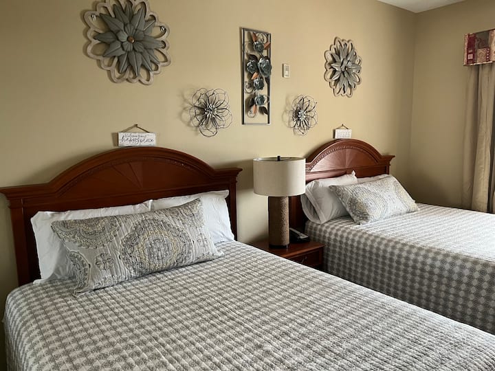 غرفة نوم استوديو، سريران كبيران
حمام كامل ومكتب محطة عمل وتلفزيون ذكي وثلاجة صغيرة ووعاء قهوة وفرن ميكروويف. 